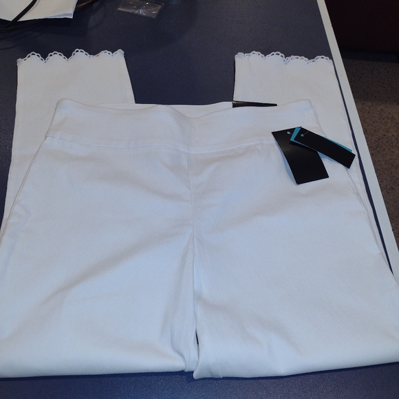 Attyre New York "Audrey" White Pull On Ankle Pants size 12 lace trim hem - Picture 2 of 6